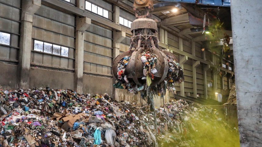 Назначили са на висока заплата човек да мие колата на шефа на завода за отпадъци?