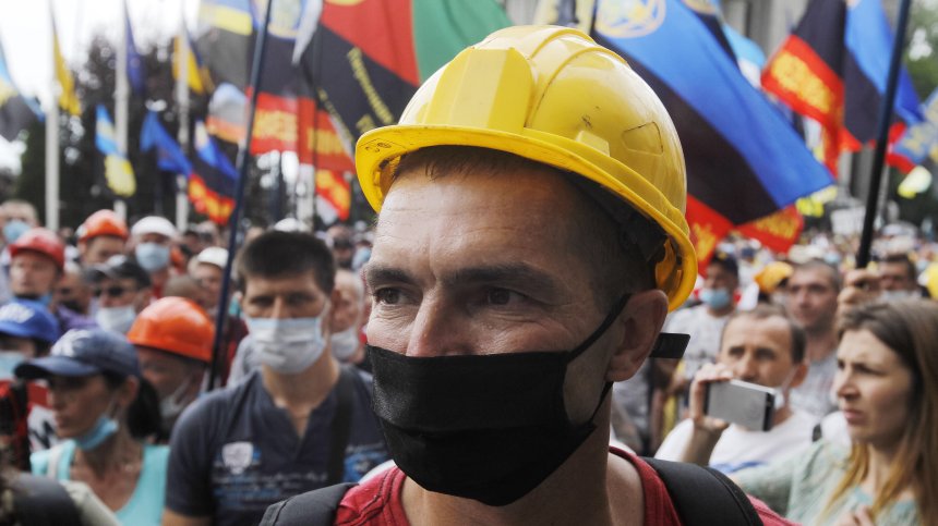 Стотици миньори протестираха под земята в Полша