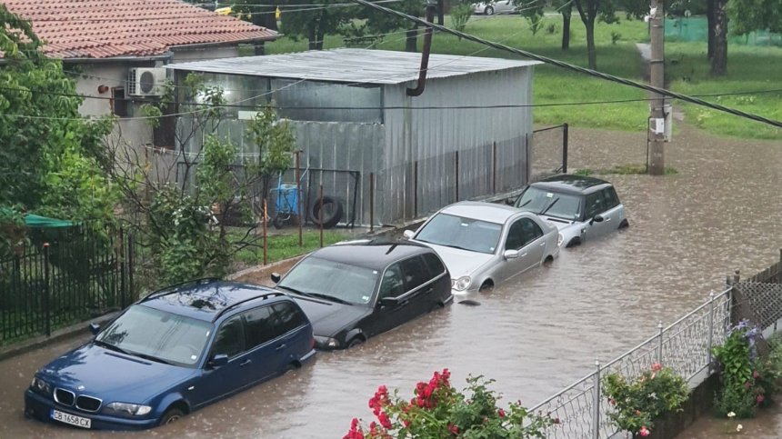 Проливният дъжд остави столичния квартал "Бенковски" под вода