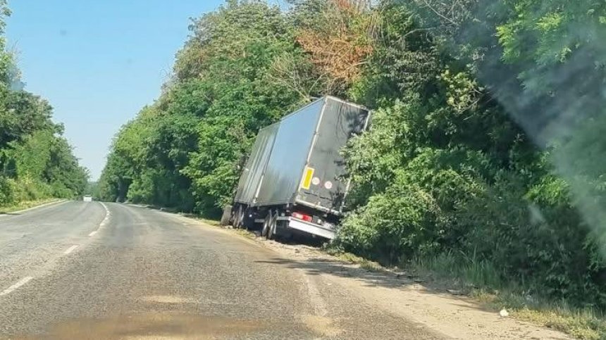 ТИР се обърна в канавка на пътя Русе - София