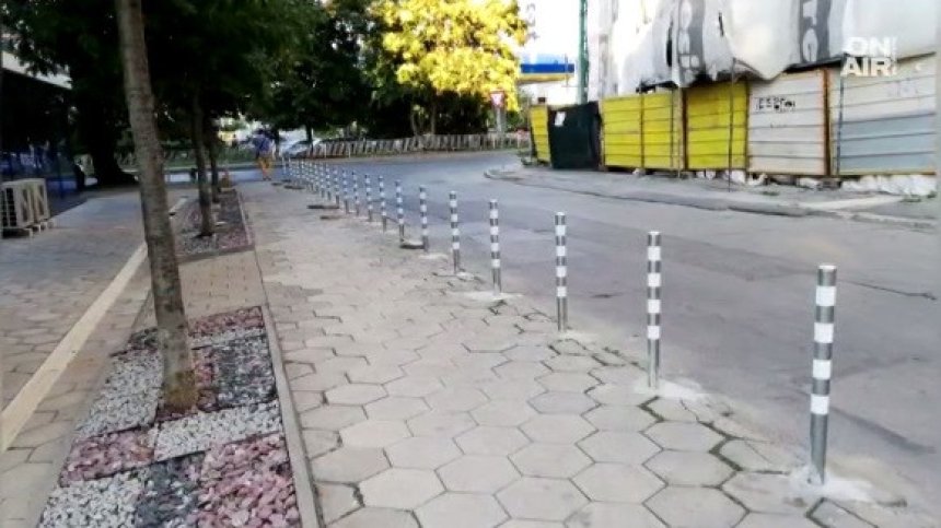 Направи си сам: Столичани си купиха и поставиха антипаркинг колчета