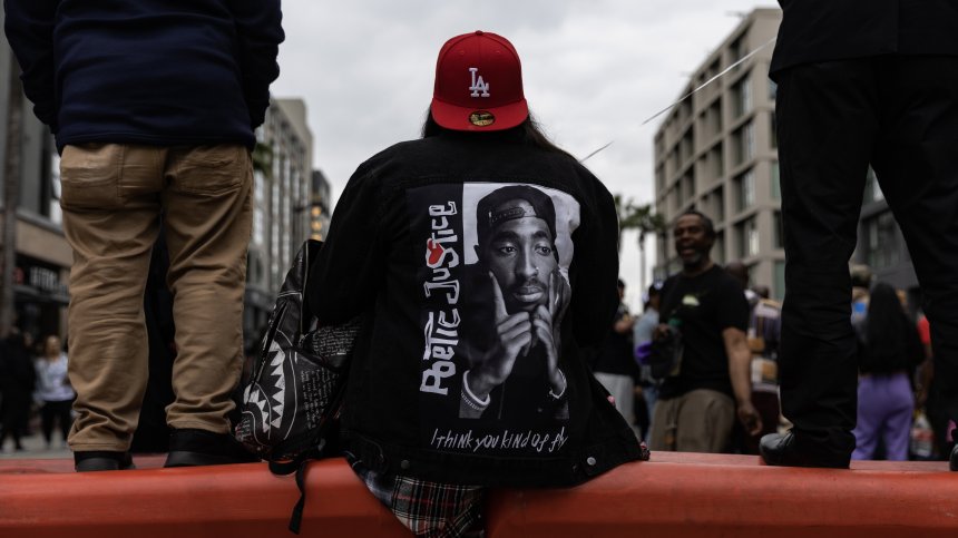 Продават колата, в която е застрелян Тупак. Стартовата ѝ цена е $1,75 млн.