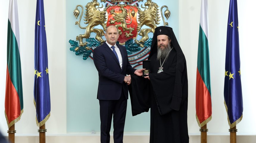 Румен Радев връчи Почетния знак на президента на Неврокопския митрополит Серафим (+СНИМКИ)