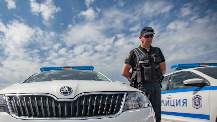 Украинец изхвърли несесер с наркотици на тротоара при вида на полицаи в Бургас