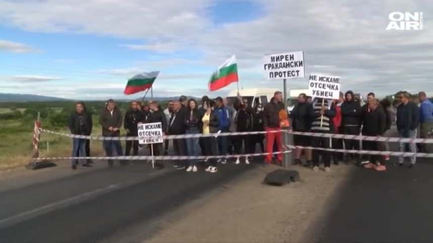 Протестиращи блокираха участък от АМ "Марица" заради спрян ремонт