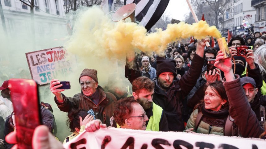 Насилие и безредици: Протестите във Франция продължават, затвориха Айфеловата кула 