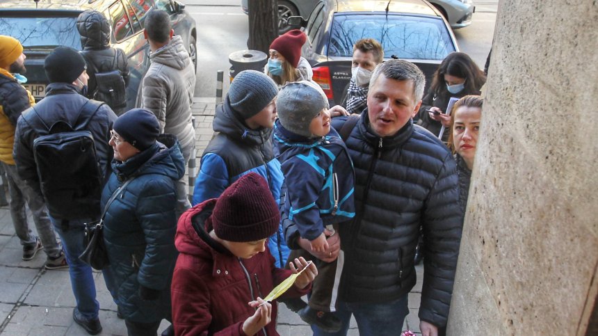 Украинци се редят на опашки пред дирекция "Миграция", за да легализират престоя си