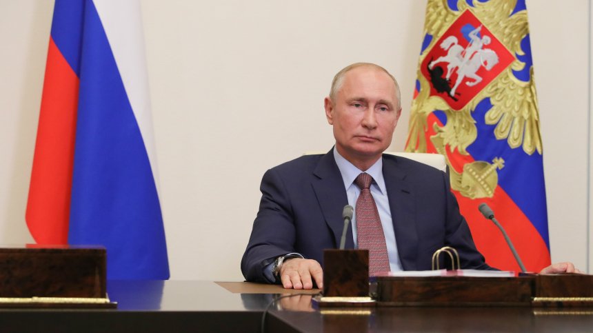 Путин за ЛГБТ флага на американското посолство: Показаха кой работи там