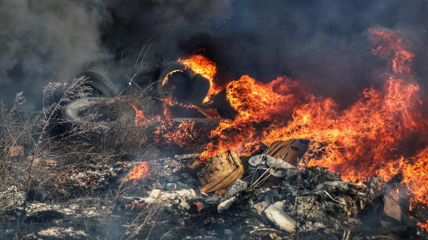 Гори сметище в столичния квартал "Христо Ботев"