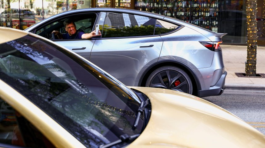 Златното шоу на Tesla: Роботакситата Cybercab събраха погледите в Тексас (СНИМКИ)