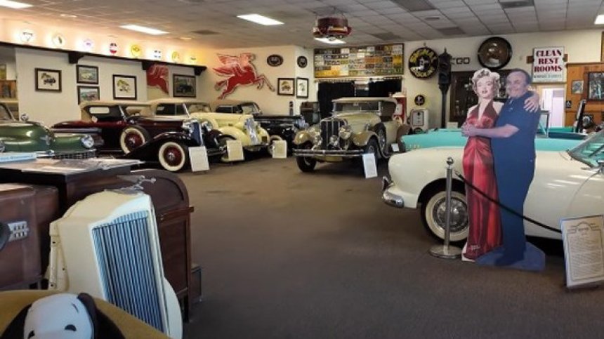 Най-голямата ретро колекция с кабриолети в света (+ВИДЕО)