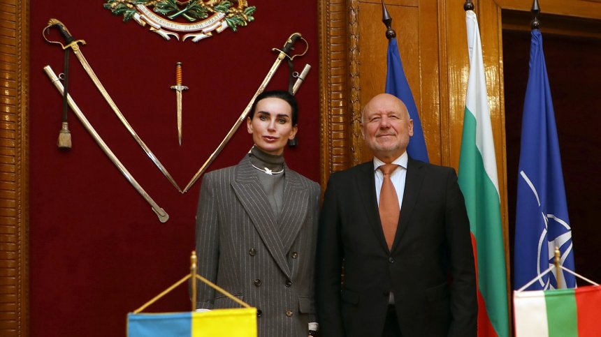 Тагарев се срещна с украинския посланик, обсъдиха военно-техническата помощ за Киев