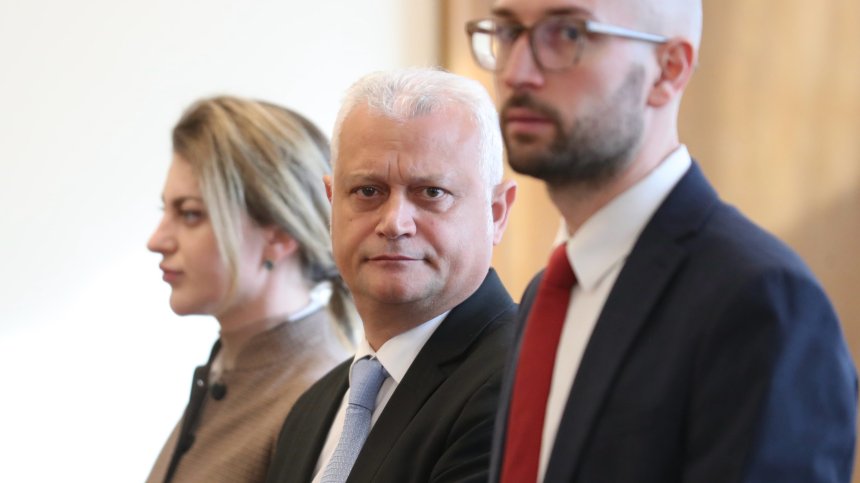 Депутатите атакуваха Дечев за разследването "Петрохан" и рокадите в МВР (ВИДЕО)