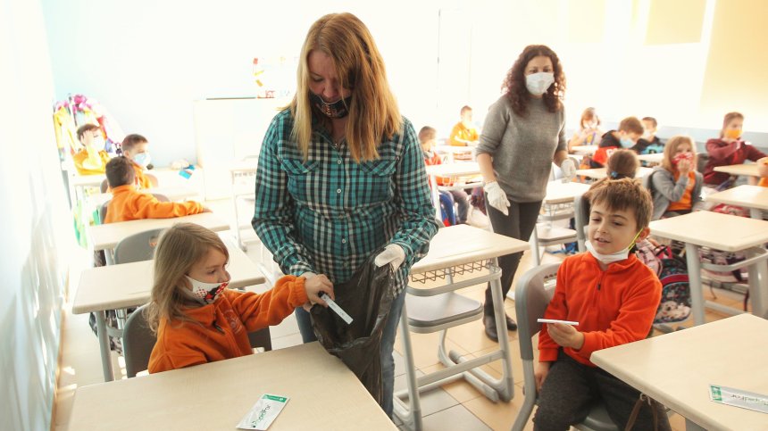 Децата от 1 до 4 клас се връщат в училище в редица населени места