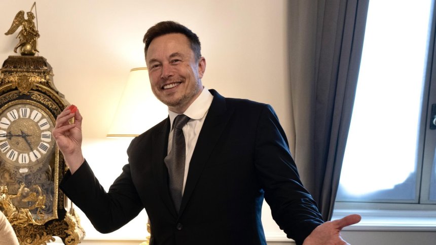 Осъден инфлуенсър предложи да обучава Мъск за ММА битката със Зукърбърг