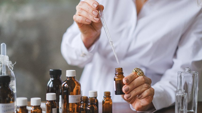 Етеричните масла, които ще скрият черните кръгове под очите