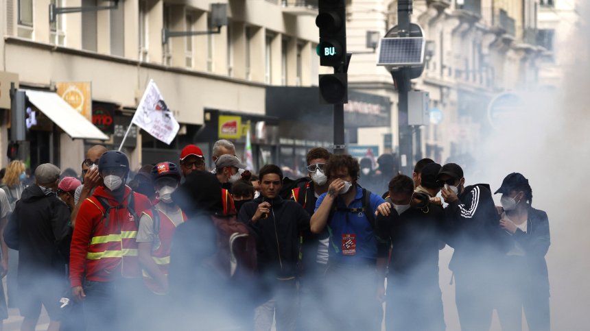 Безредици във Франция: Протестиращи нападнаха полицейски автомобил в Париж