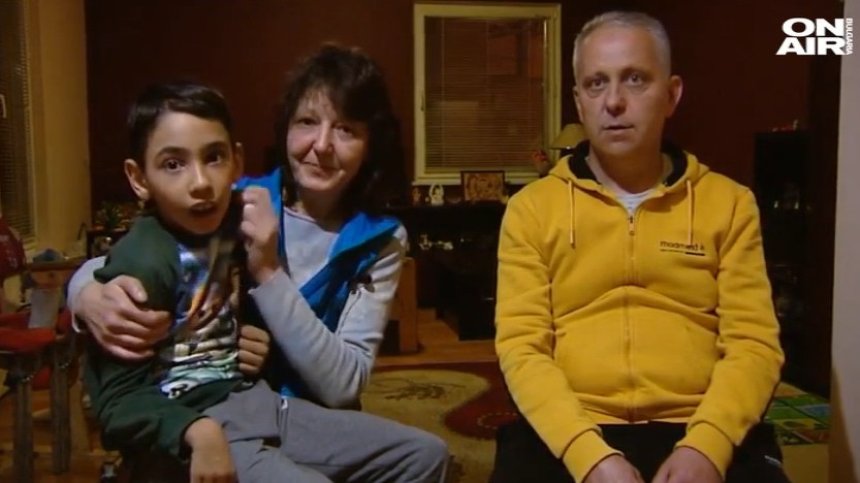 Зов за помощ: Семейство прави коледни играчки в името на своя син