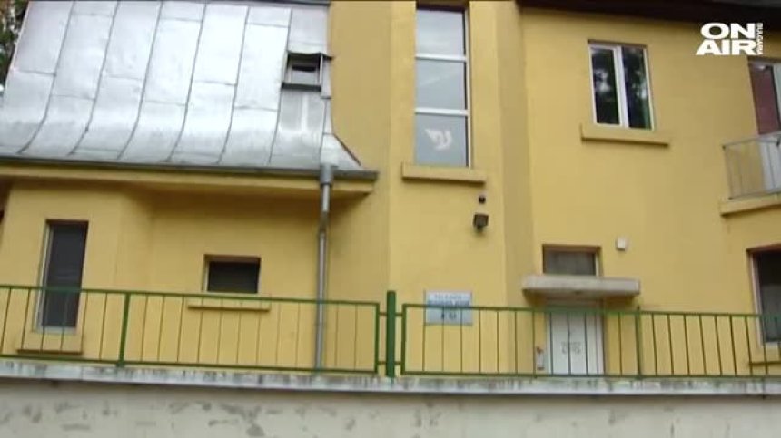 Паднал шкаф в забавачка едва не остави малко момиченце без пръсти