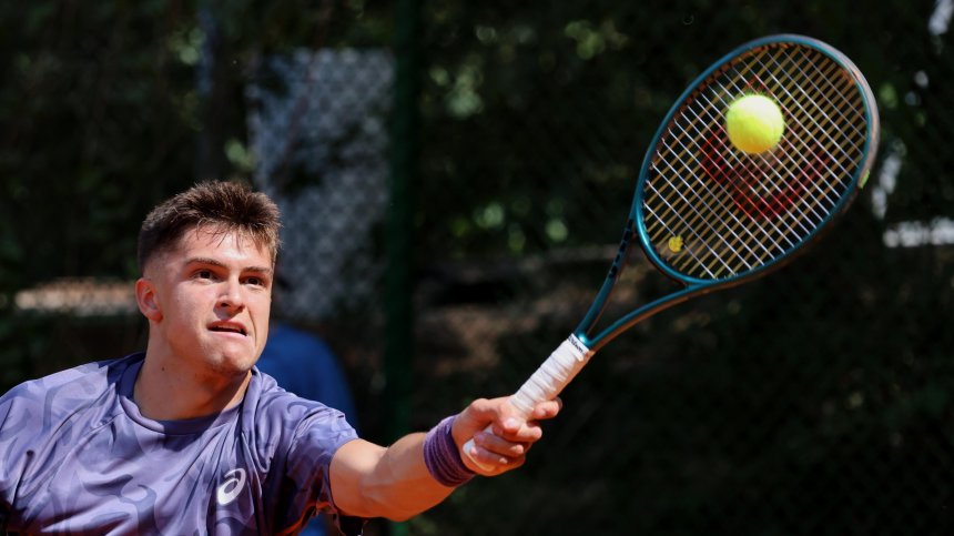 Александър Василев пропусна два мачбола и започна със загуба финалите при юношите