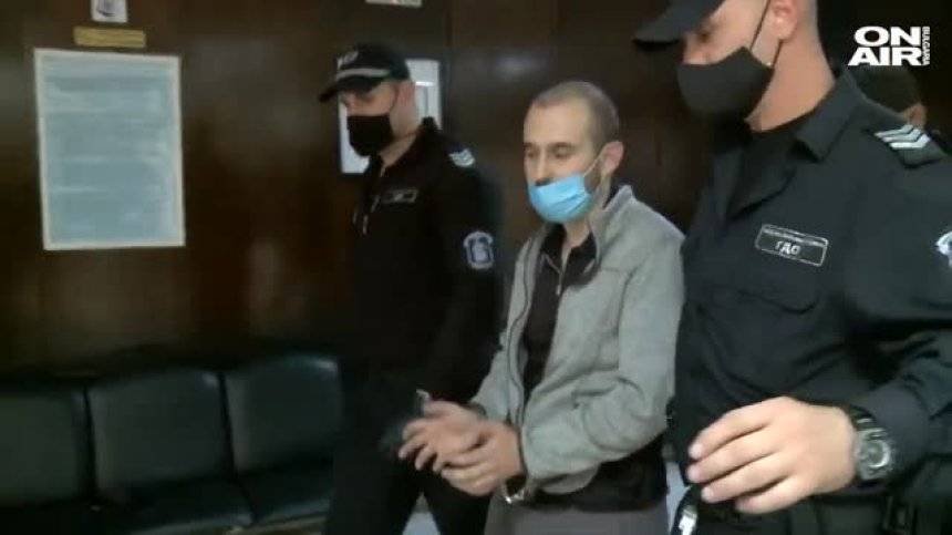 Мъжът, обвинен, че е убил родителите си: Антибиотици замъглиха съзнанието ми
