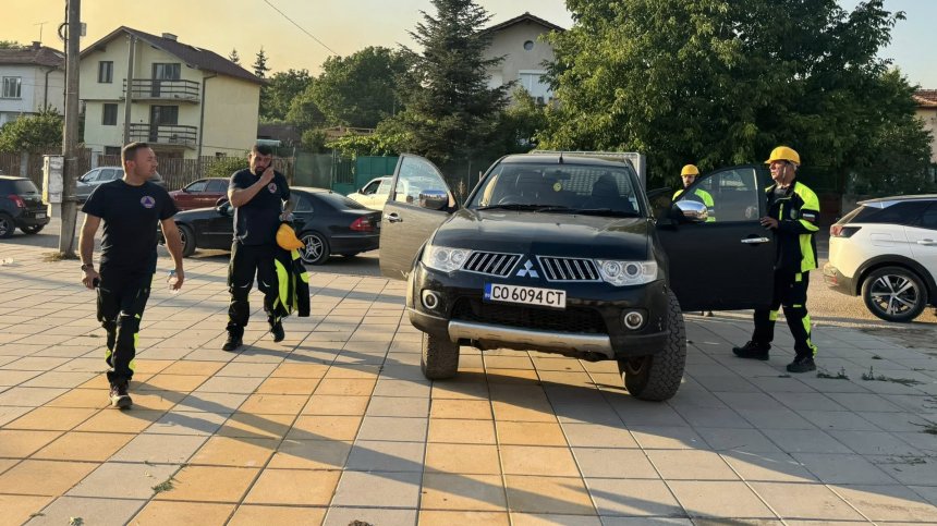 Пожарът край Костинброд погълна 10 къщи, местните обвиниха институциите в бавни реакции