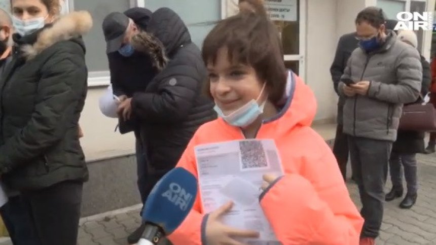 Деца се редят на опашка за ваксина, има риск от миокардит след имунизация