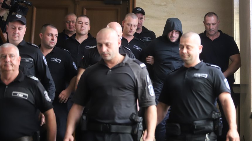 Внушителна охрана пази Семерджиев в съда