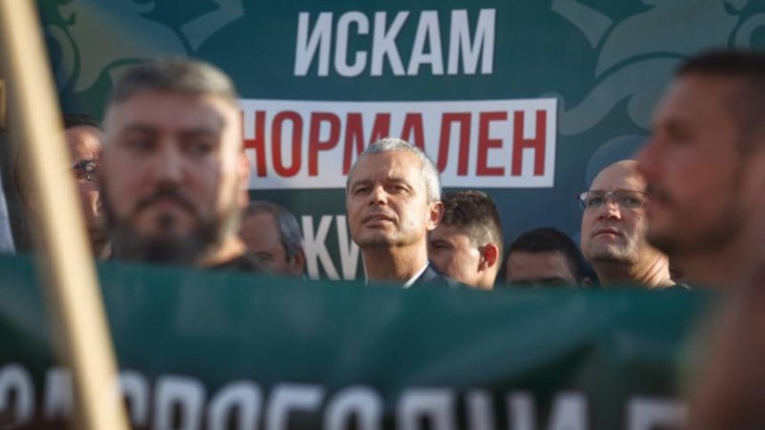 Костадинов: Провокацията е, че се вее украинското знаме на държавна институция