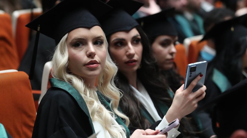 751 специалисти на МУ се дипломираха