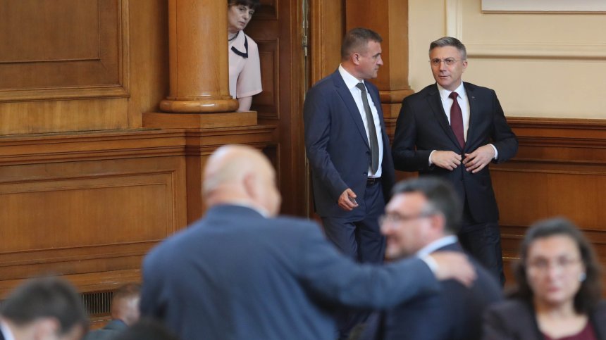 Карадайъ поиска: Вместо да изпраща SMS-и до чираците си, Слави Трифонов да дойде в НС