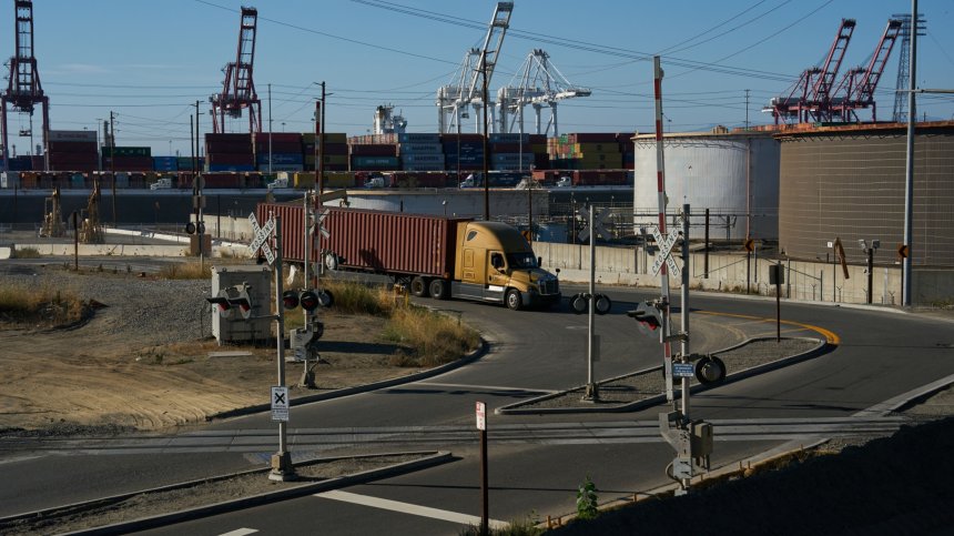 След месец на спадове цената на петрола се готви за първо седмично повишение