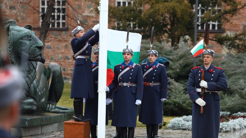 С трепет и цвете в ръка: Столичани склониха глава пред подвига на опълченците