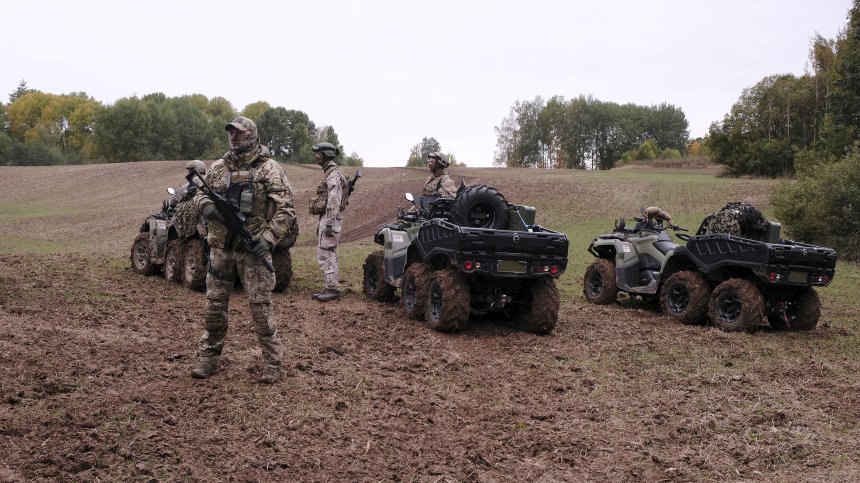 Полша трупа войници по границата с Беларус, спира бежанска вълна
