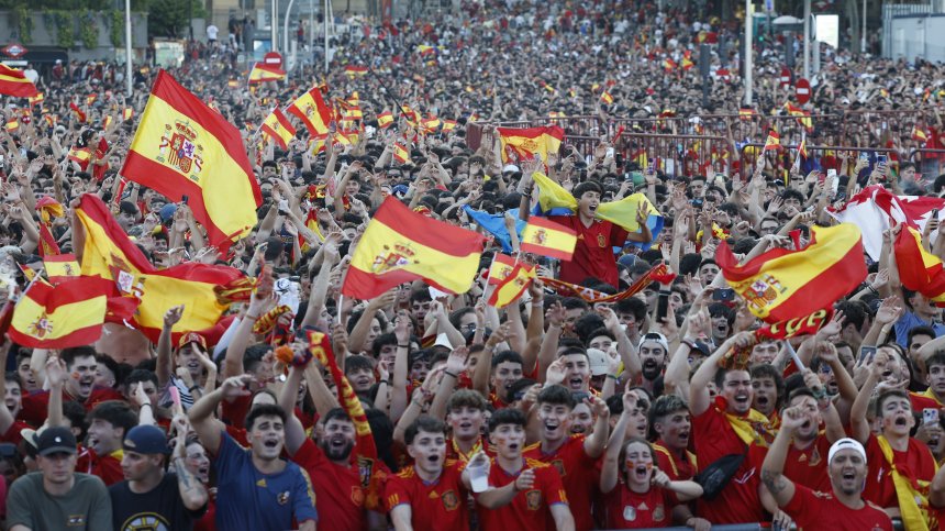 Феновете ликуват! Испания празнува победата на "Ла Фурия Роха" (СНИМКИ)