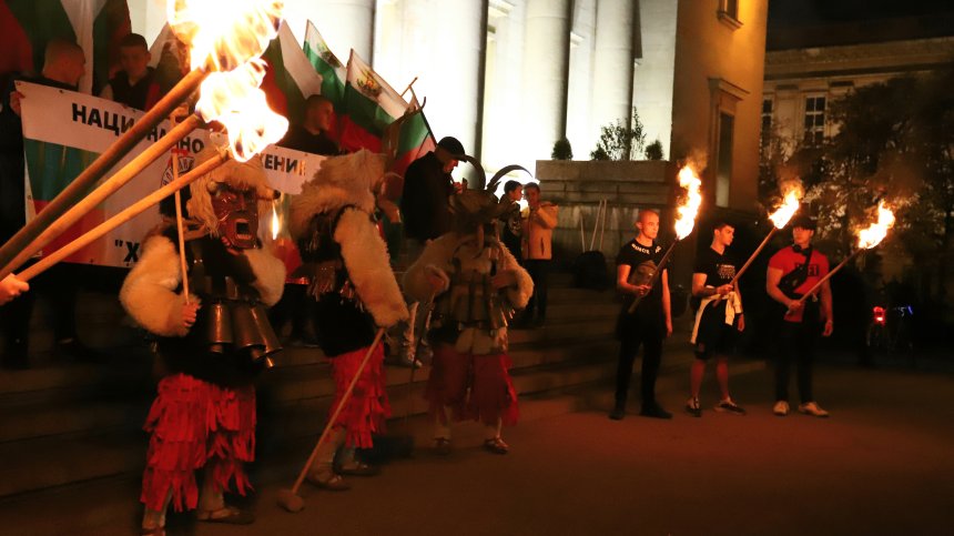 Кукери, факли и народна музика на шествието, организирано против Хелоуин