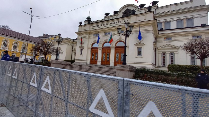 Протестиращи канят депутати да пазаруват от "магазин на работещите бедни"