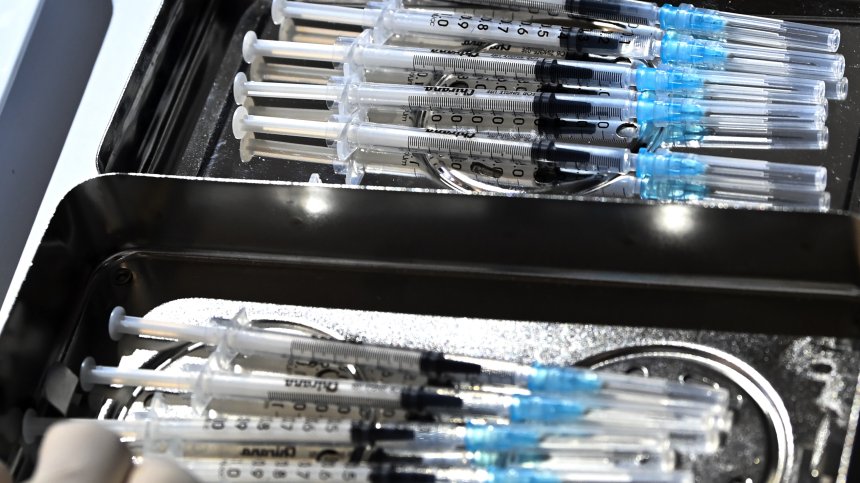 Ваксините на Pfizer и Moderna са 94% ефективни срещу хоспитализация на хора над 65 г.