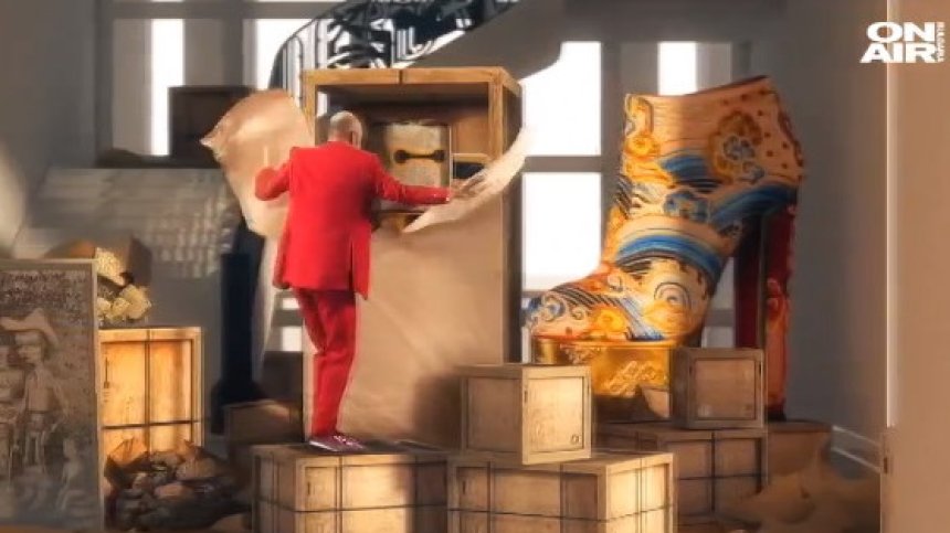 Изложба на токчета! Легендарният Лобутен зарадва парижани с експозицията си (+ВИДЕО)