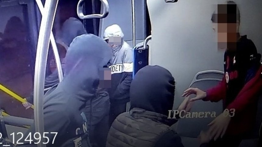 Показаха агресорите, съблекли дете в автобус 404 (+СНИМКИ)