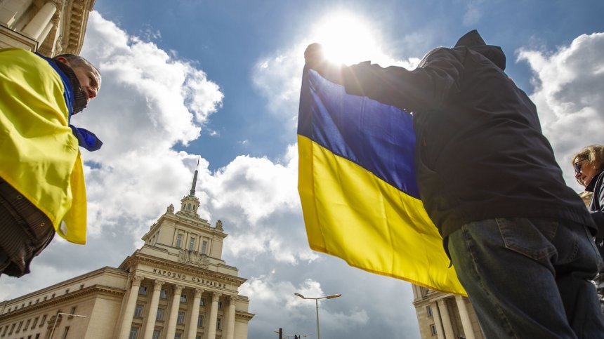 Украински знамена посрещнаха Кулеба в Триъгълника на властта