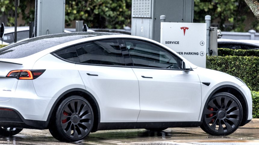Дете се заключи в Tesla, след като батерията на електромобила паднала