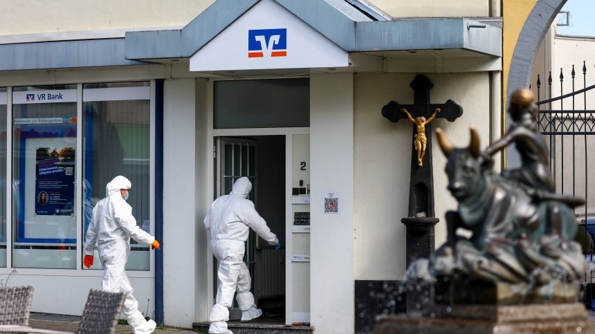 Нападатели взеха заложници в банка в Германия