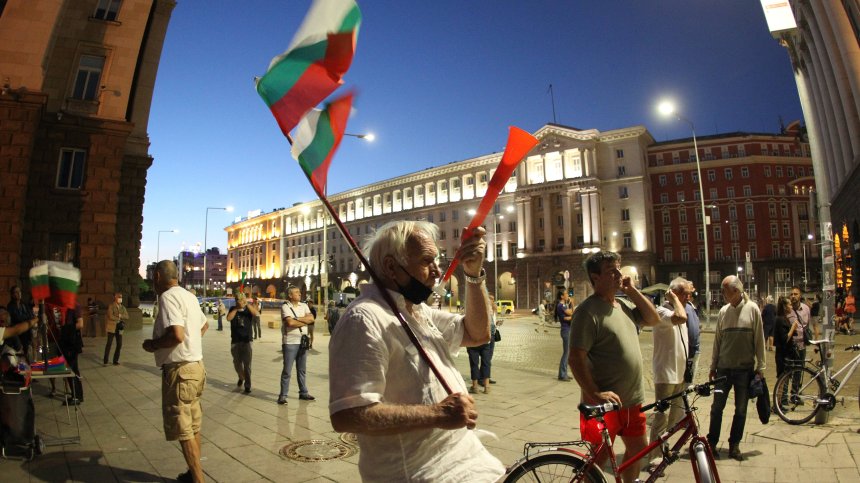 74-и ден на протести: Два палаткови лагера в Триъгълника на властта