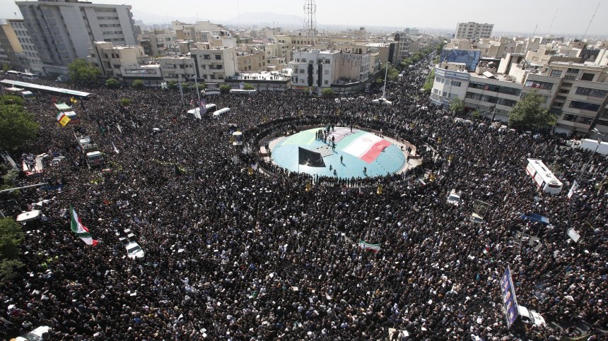 Погребват иранския президент Раиси в родния му град Машхад