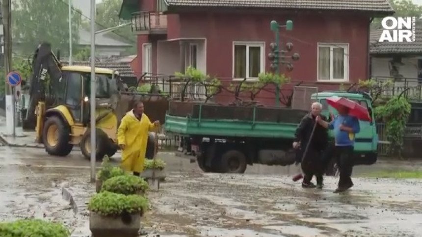Воден Ад в Правец: Река преля, заля улици и къщи