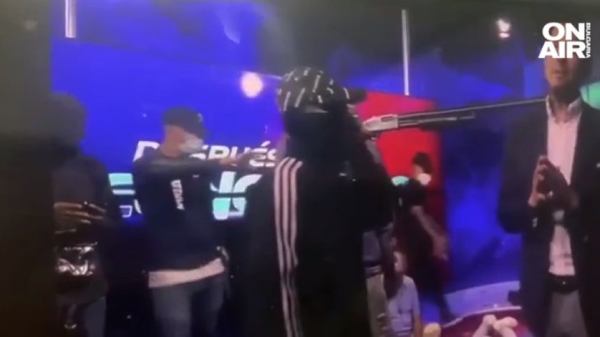 С пушки, гранати и експлозиви мъже нахлуха в телевизия по време на ефир в Еквадор