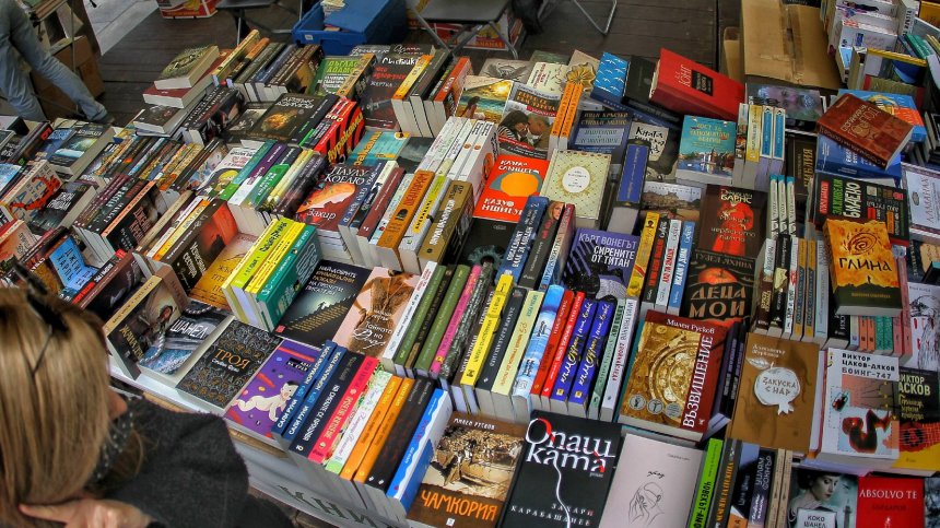 Книжно царство пред НДК: Пролетният панаир на книгата отвори врати