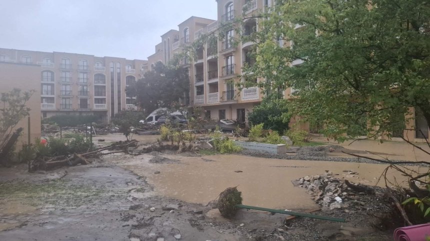 Потопът по Черноморието: Загинал мъж, багерист в неизвестност, хора отказват евакуация