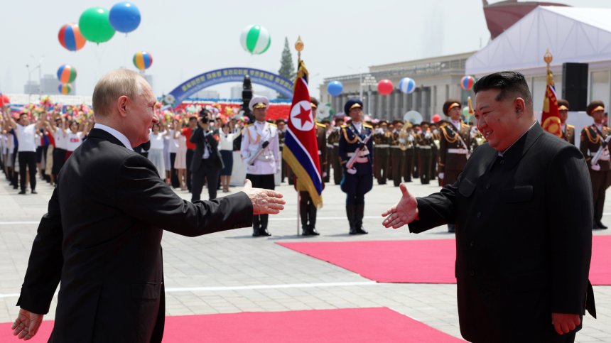 Путин на гости на Ким Чен Ун, посрещнаха го като приятел